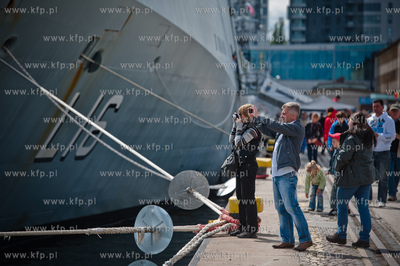 Port w Gdyni. Tlum ludzi oglada i zwiedza zacumowane...