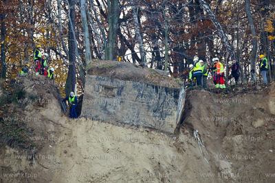 Gdynia. Akcja zsuwania powojennego polskiego schronu...