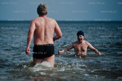 Gdansk. Plaza w Jelitkowie. Niedzielna kapiel gdanskich...