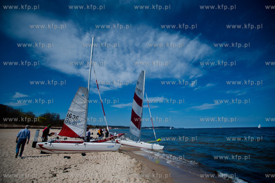 Tlumy mieszkancow i turystow na plazy i ulicach Sopotu,...