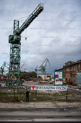 Gdansk. Tereny bylej Stoczni Gdansk. Wyburzenie hali...