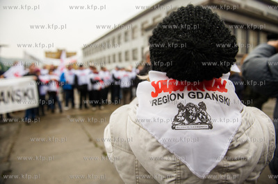 Gdynia. Pikieta zwiazkowcow NSZZ Solidarnosc przed...
