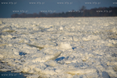 Skuta lodem Wisla na wysokosci przeprawy promowej w...