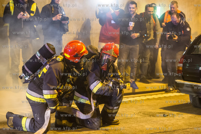 Symulowana akcja ratunkowa po zderzeniu trzech samochodow,...