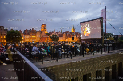 Gdańsk. Inauguracja II edycj kina na dachu Teatru...