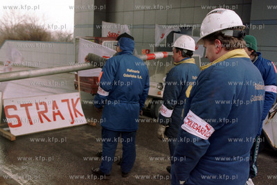 Strajk zalogi w Rafinerii Gdanskiej. Od godz. 10 do...