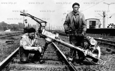 Kolejarze z odcinka robot zmechanizowanych naprawiaja...