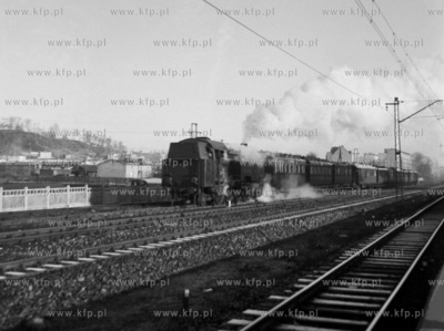 Pociag z parowozem wyjezdza prawdopodobnie z Gdyni....