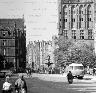Dlugi Targ w Gdansku. W oddali fontanna Neptuna i autobus...