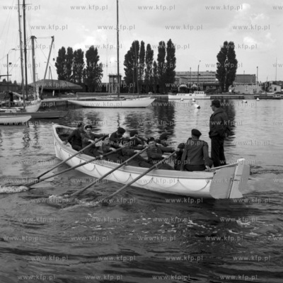 Kandydaci do szkol morskich podczas cwiczen szalupowych.
23.08.1967
0000986z_sierpien1967
Fot....