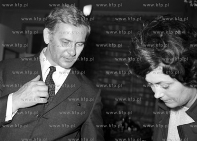 Aktor Tadeusz Lomnicki rozmawia z dziennikarka Glosu...
