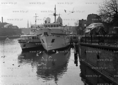 Statki białej floty Maryla i Halka cymują przy nabrzeży...