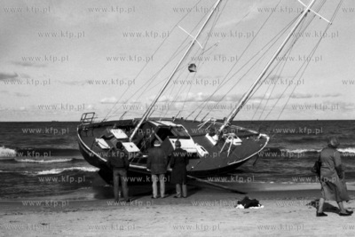 Akcja ściągnięcia wyrzuconego przez sztorm jachtu...