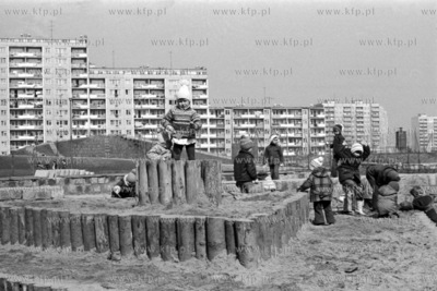 Plac zabaw na gdańskiej Zaspie. 
3.04.1979
3kwiecien79_z.kosycarz_p22
Fot....