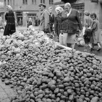 Zakupy na targowisku miejskim. (lata60)
1960
Fot. Zbigniew...