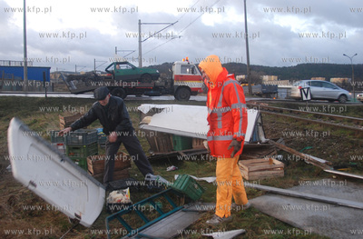 Wypadek na niestrzezonym przejezdzie kolejowym w Gdyni...