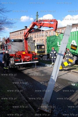 Gdansk Stocznia. Samochod dostawczy wjezdzajac na wiaduk...