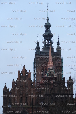 Kosciol sw. Katarzyny, Gdansk. Instalacja sygnaturki...