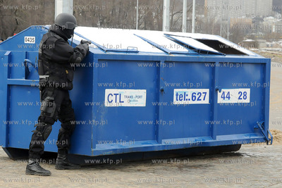 Wspolne cwiczenia antyterorystow, policji, strazy granicznej...