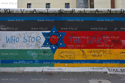 Berlin. East Side Gallery jest pomnikiem dla wolnosci...