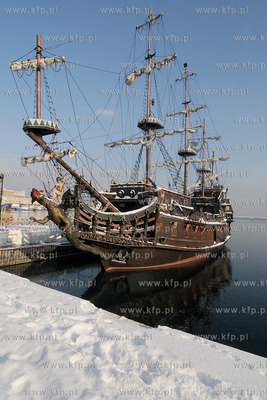 Zima w Gdynskim porcie i okolicy. Nz. Galeon Dragon...