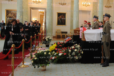 Warszawa. Trwa zaloba narodowa po katastrofie prezydenckiego...