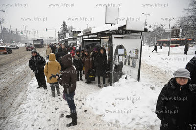 Obfite opady sniegu sparalizowaly Gdansk. Tlum ludzi...