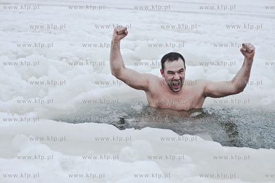 Kapiel gdanskich morsow na skutej lodem plazy w Jelitkowie....