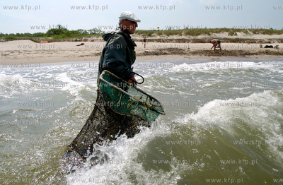 Piotr Grochala z Ustki zajmuje sie zawodowo polawianiem...