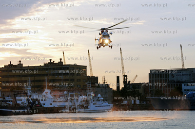 Gdynia. Pokaz ratownictwa morskiego w wykonaniu załogi...