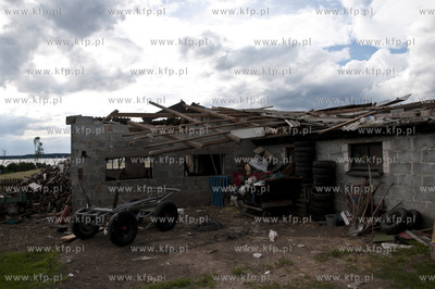 W wyniku trąby powietrznej, która przeszła nad ...