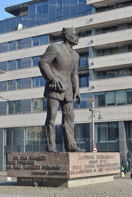 Gdynia Srodmiescie i dzielnica Portowa. Nz. Pomnik...