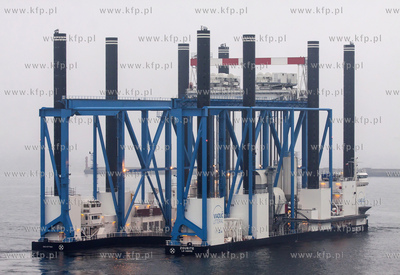 Zourite, barka samopodnosna do budowy estakady przybrzeznej...