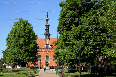 Skwer Heweliusza w Gdańsku, w oddali Ratusz Staromiejski....