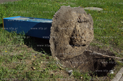 Gdańsk, ul. Hallera. Wyrwane z ziemi parkomaty firmy...