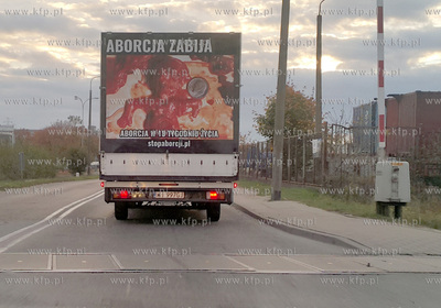 Samochód dostawczy oklejony drastycznymi zdjęciami...