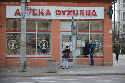Gdynia. Srodki ostroznosci w zwiazku z pandemia koronawirusa...