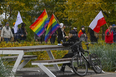 Sopot. Molo. Protest Kobiet po wydanym orzeczeniu Trybunalu...