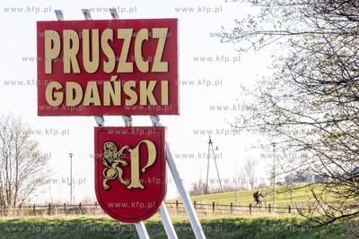 Witacz z herbem miasta Pruszcz Gdański stojacy przy...