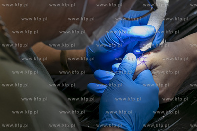 Tatuaż wykonywany metodą handpoke. 25.03.2022 fot....