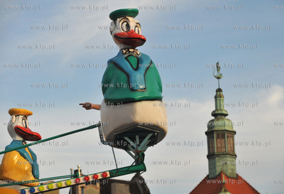 Gdansk. Na Targu Weglowym ustawiono male wesole miasteczko,...