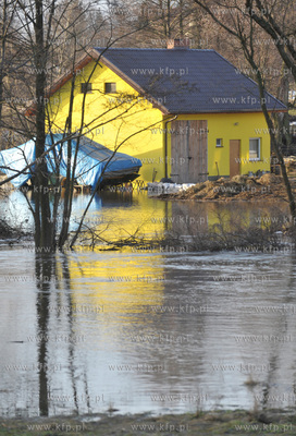 Wezbrane wody rzeki Radunia spowodowaly podtopienia...
