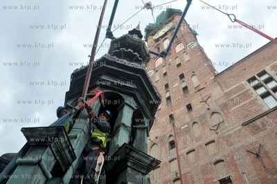 Po zdemontowaniu szczytowej czesci helmu wiezy Ratusza...
