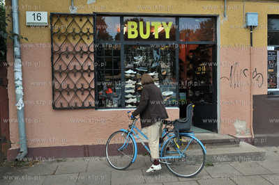Gdansk Oliwa. Sklep obuwniczy na ul. Opata Jacka Rybinskiego...
