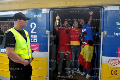 Gdansk. Dworzec PKP. Kibice odjezdzaja kolejka SKM...