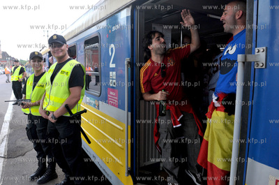 Gdansk. Dworzec PKP. Kibice odjezdzaja kolejka SKM...