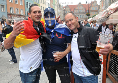 Dlugi Targ w Gdansku. Niemieccy i greccy kibice na...