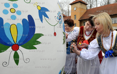 Wielkanocna dwumetrowa pisanka w Zukowie na Kaszubach....