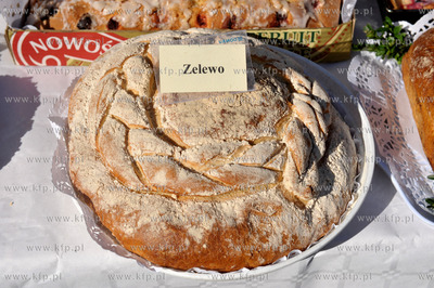 Dozynki w Luzienie na Kaszubach. Dozynkowy bochen chlena...