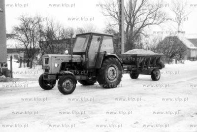 Ciagnik i piaskarka w Luzinie na Kaszubach. 14.02.1995...